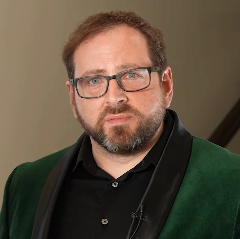 Scott Cawthon w garniturze